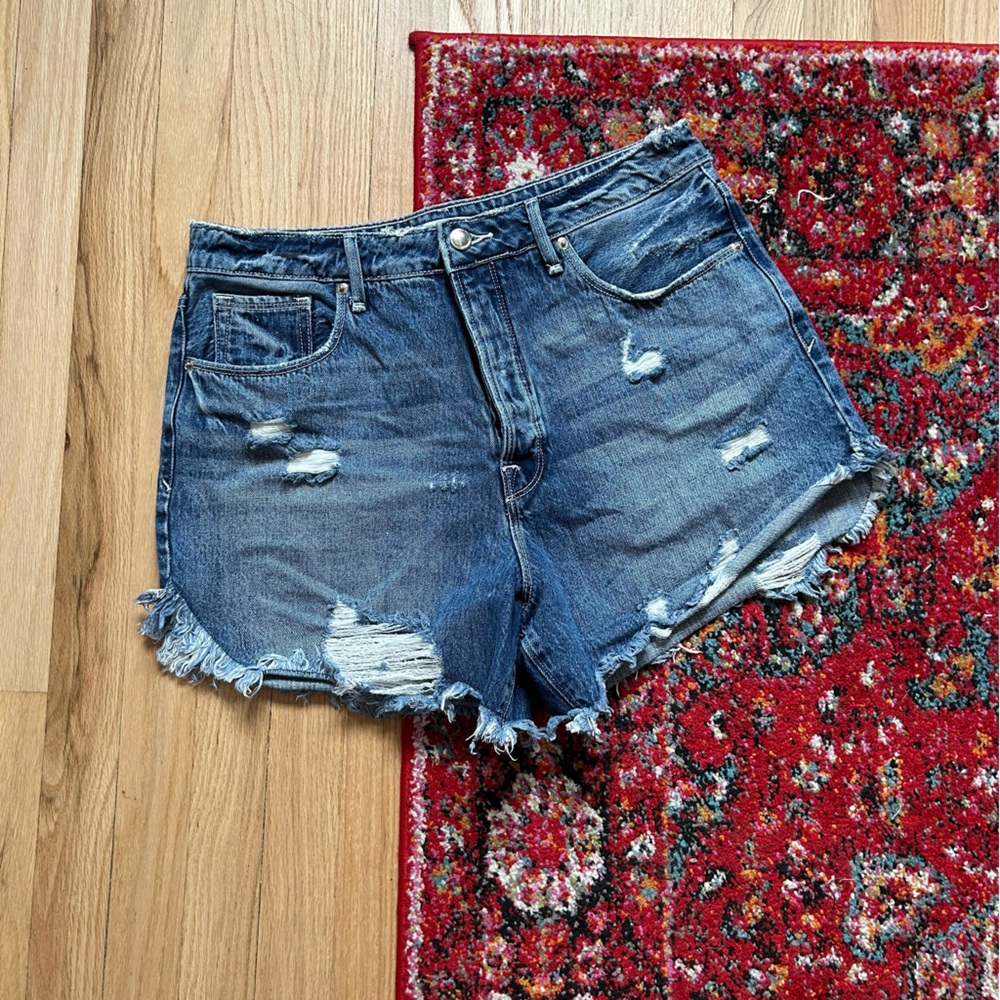 Good American | Bombshell high rise distressed shorts
